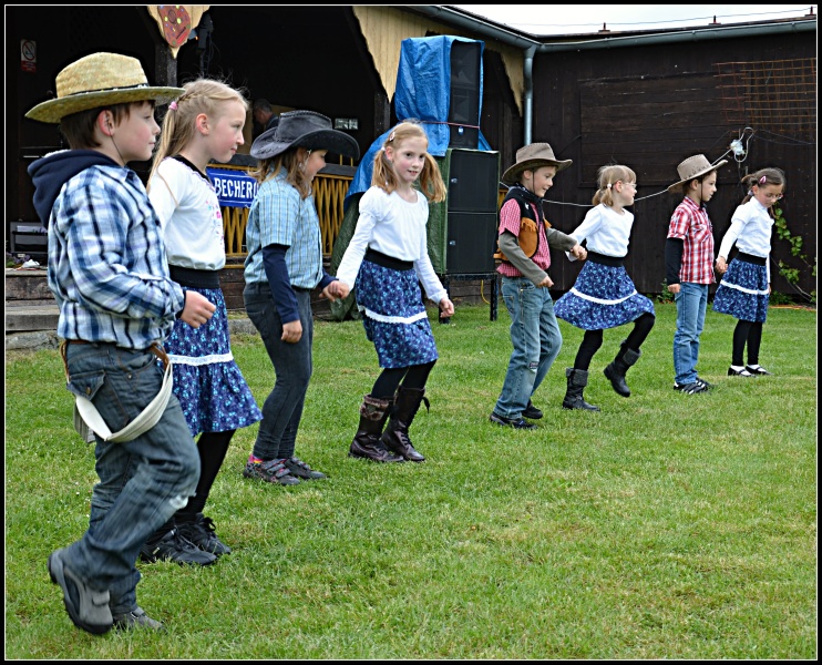 Country taneček "Ó, Zuzano" jsme si střihli na festivalu Valcha 2013.